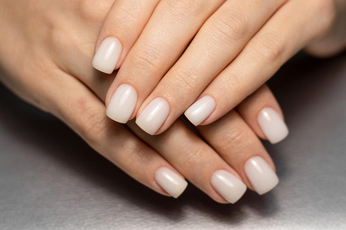 Unghie bianco latte: il trend del momento