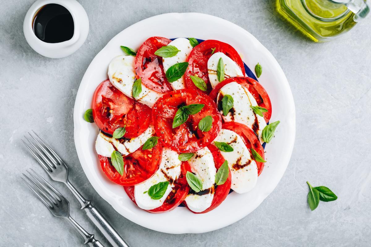Insalata caprese: come preparare la famosa ricetta pomodoro e mozzarella
