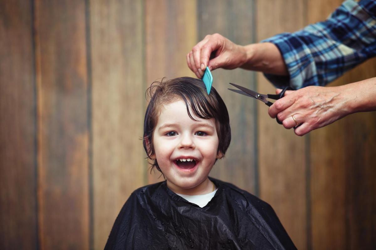 Come tagliare i capelli a un bambino in casa