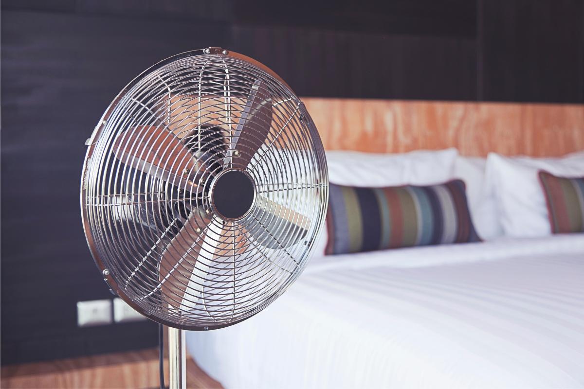 Dormire con il ventilatore acceso tutta la notte è pericoloso?