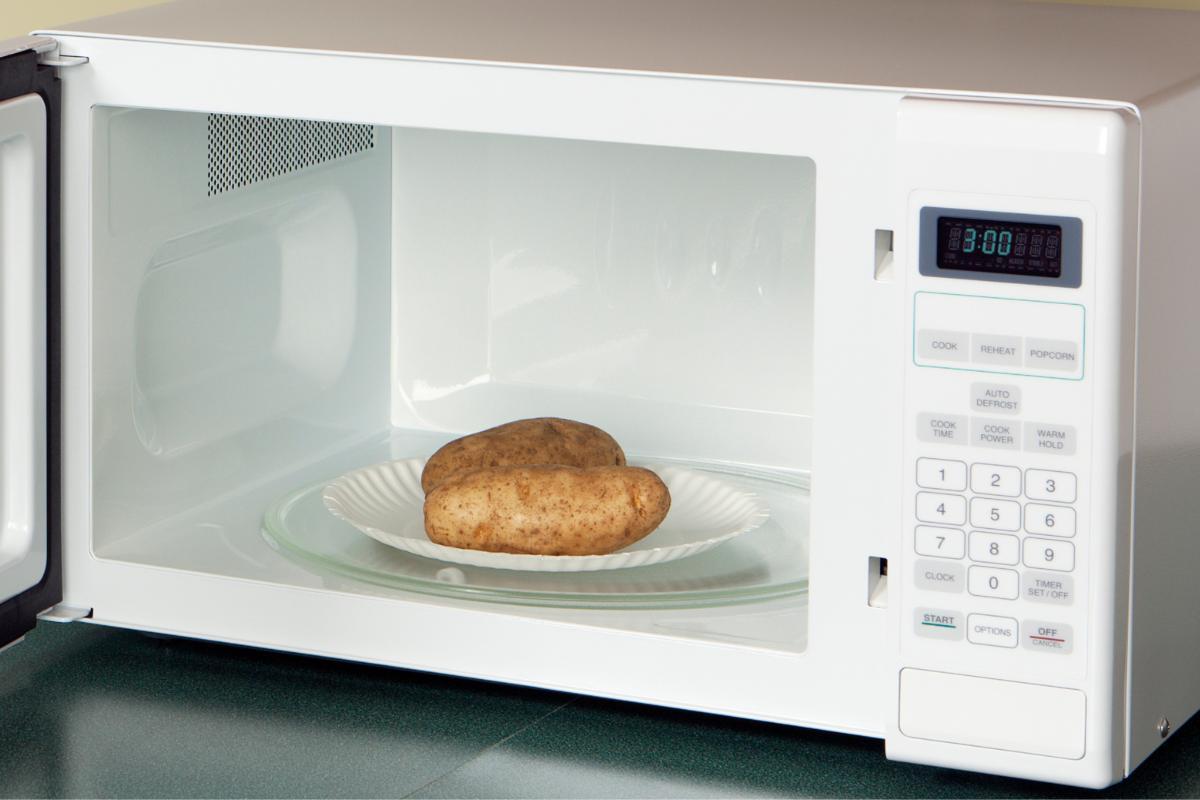 Come cuocere le patate nel microonde
