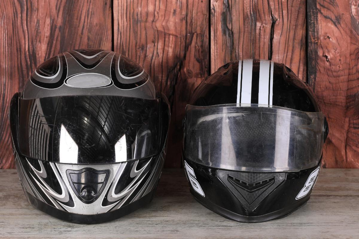 Come pulire il casco della moto all'interno e fuori
