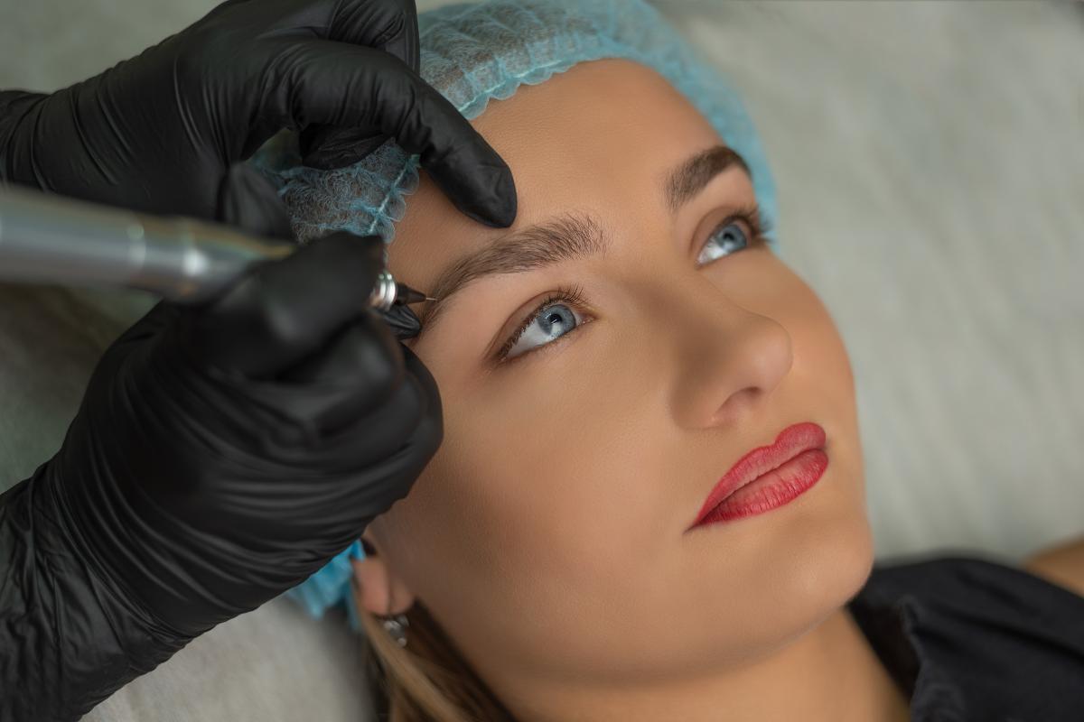 Microblading sopracciglia: cos'è, quanto dura e se fa male