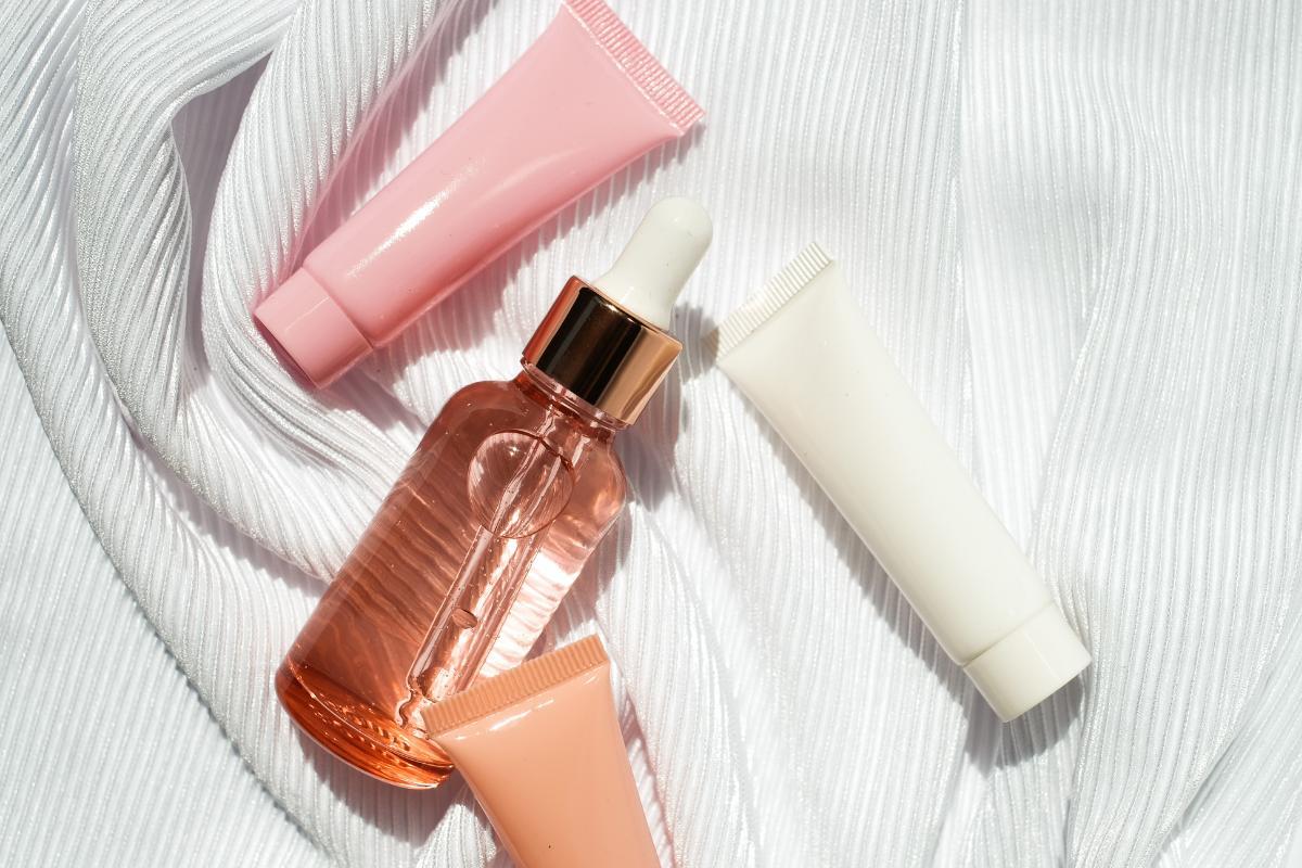 Cosa viene prima, il siero o la crema? Scopri l'ordine corretto