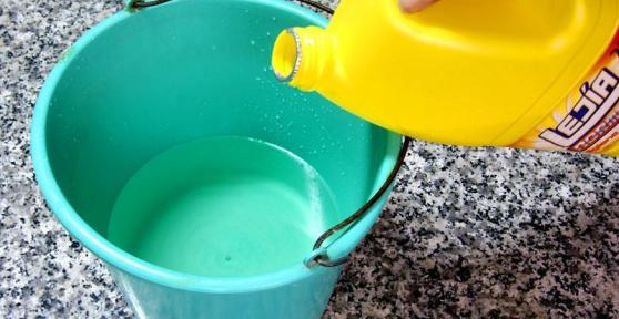 Come eliminare l'odore di candeggina dalle mani
