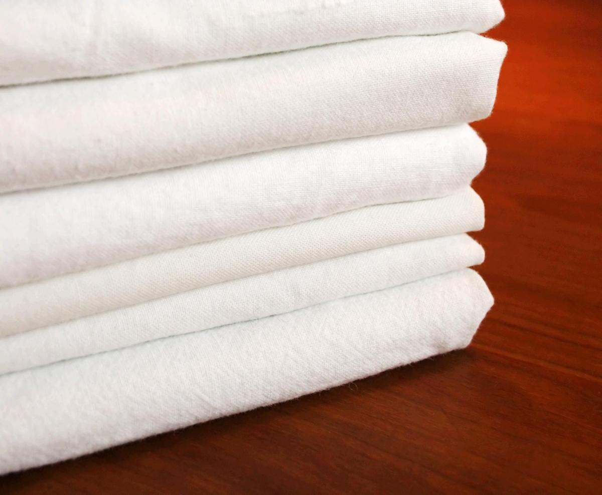 Come togliere le macchie dagli indumenti di cotone bianco