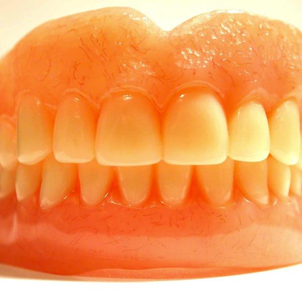 Come applicare l'adesivo per la dentiera