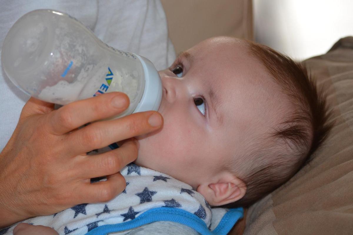 Come posizionare un bambino per allattarlo con il biberon