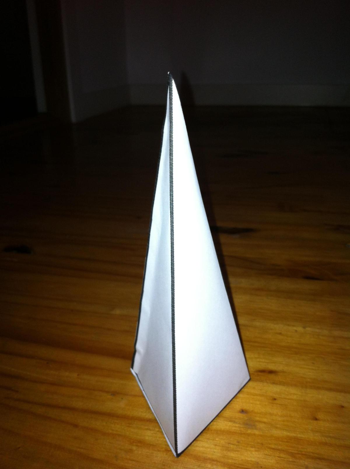 Come fare una piramide a base triangolare