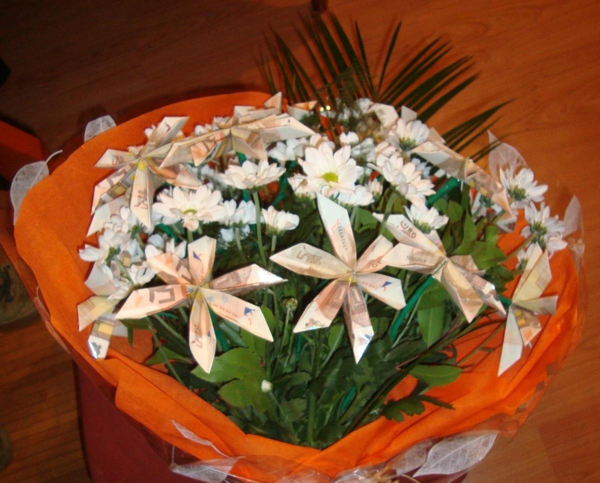 Come fare un mazzo di fiori con le banconote
