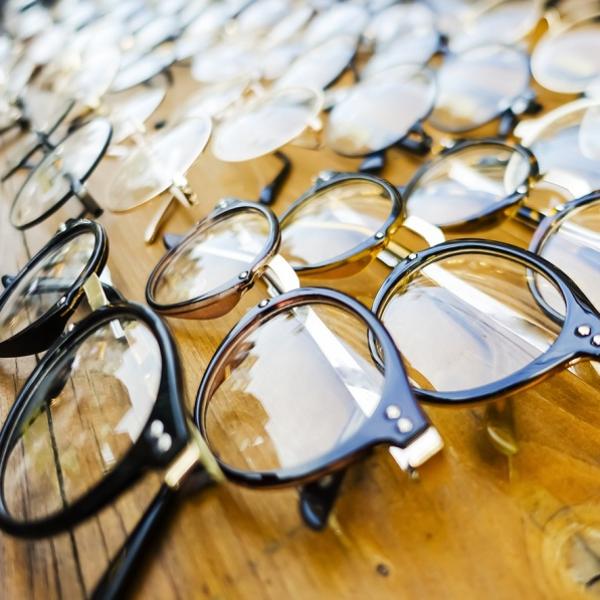 Come togliere il rivestimento antiriflesso dalle lenti