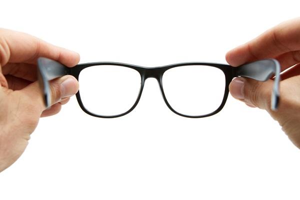 Come togliere il rivestimento antiriflesso dalle lenti