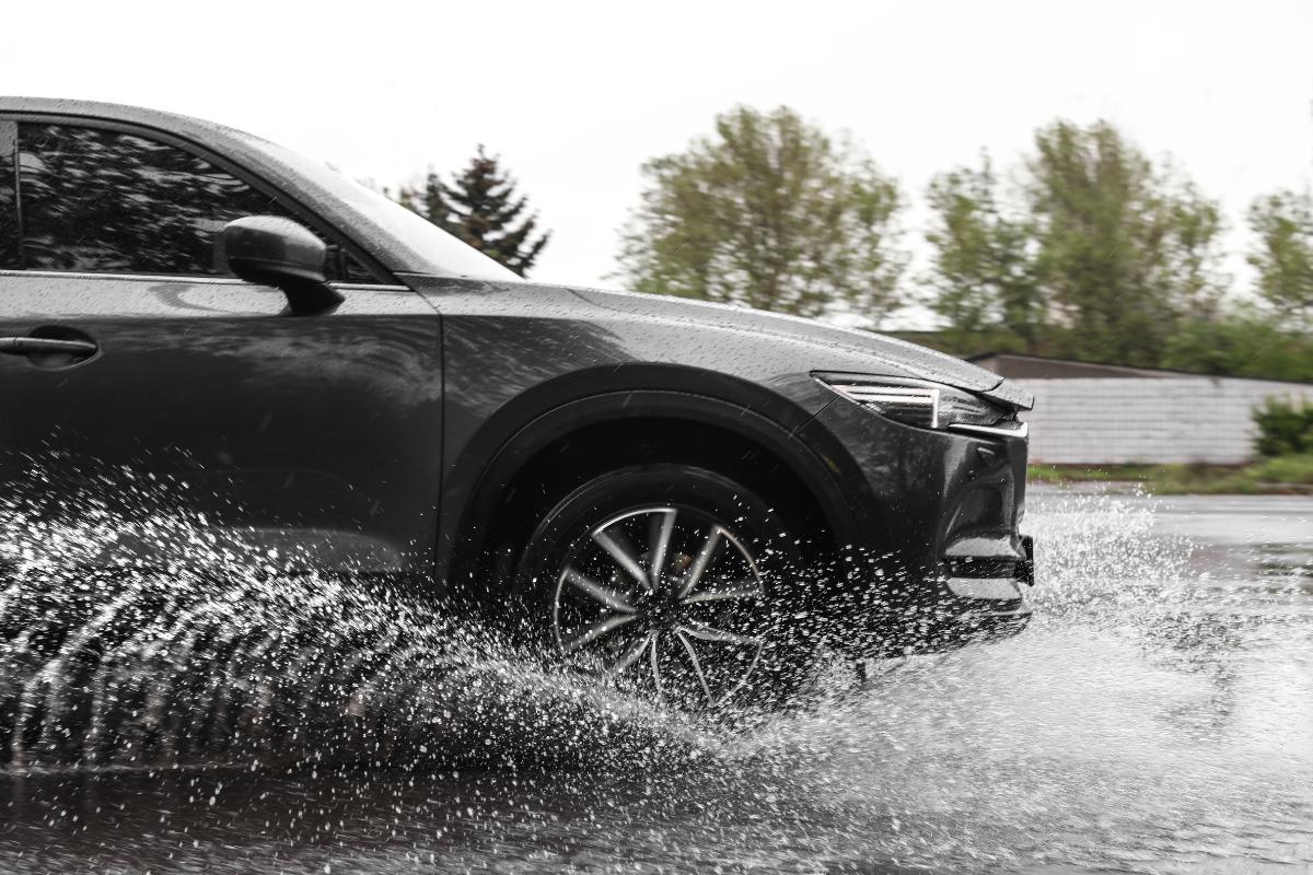 Fenomeno dell'aquaplaning: cos'è e come evitarlo