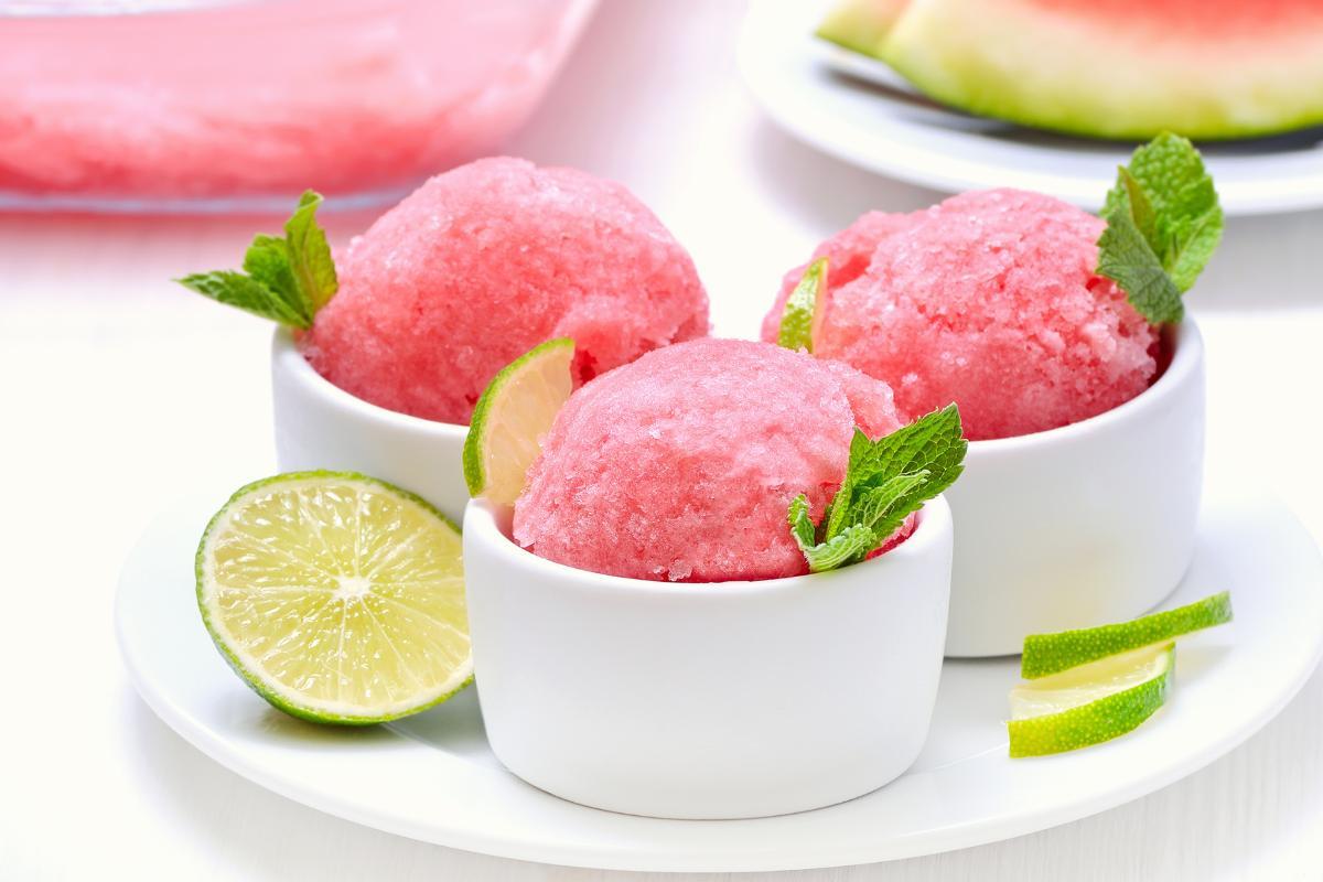 Come preparare il sorbetto all'anguria con questa ricetta rinfrescante e deliziosa