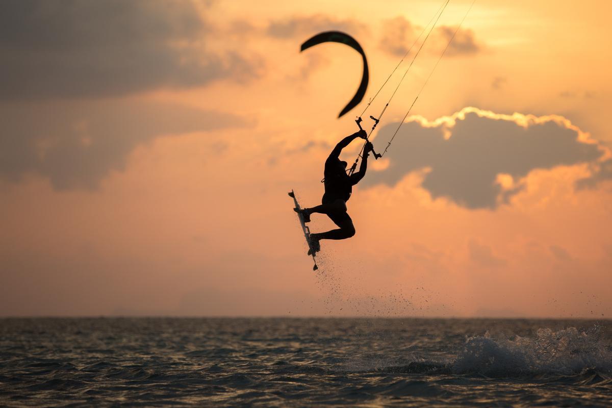 Kitesurf: cos'è, in cosa consiste questo sport e differenze dal surf