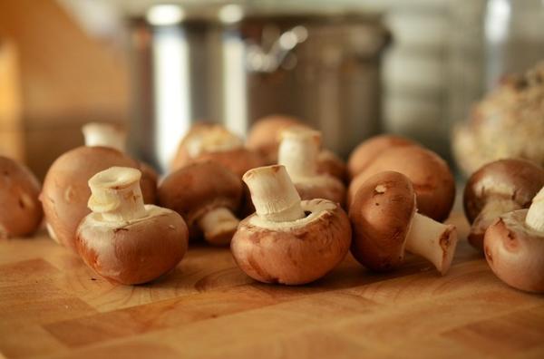 Come fare la salsa di funghi senza panna - Passo 1
