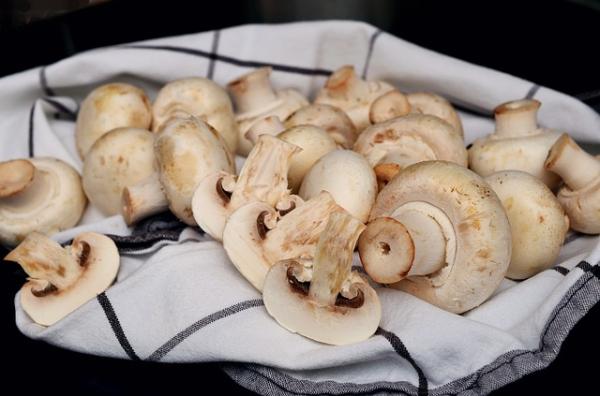 Come fare la salsa di funghi senza panna - Passo 3