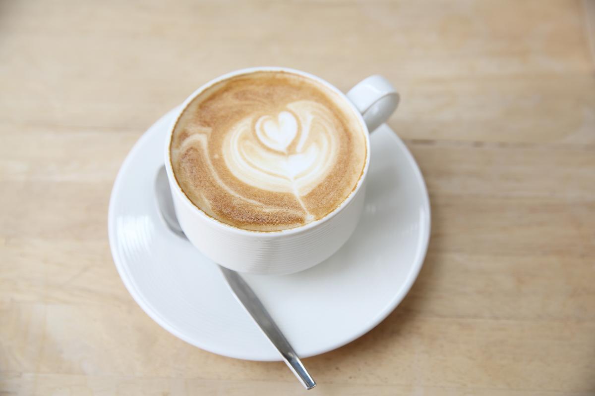 Flat white: cos'è, ricetta e differenza con cappuccino