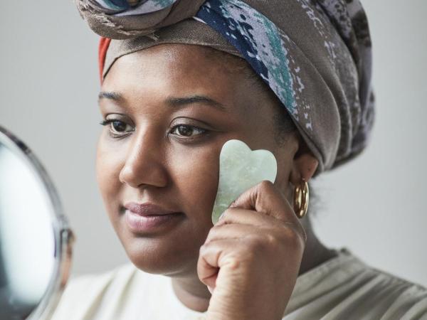 Gua Sha per il viso: benefici, come si usa e controindicazioni - A cosa serve il Gua Sha?