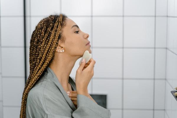 Gua Sha per il viso: benefici, come si usa e controindicazioni - Come usare il Gua Sha