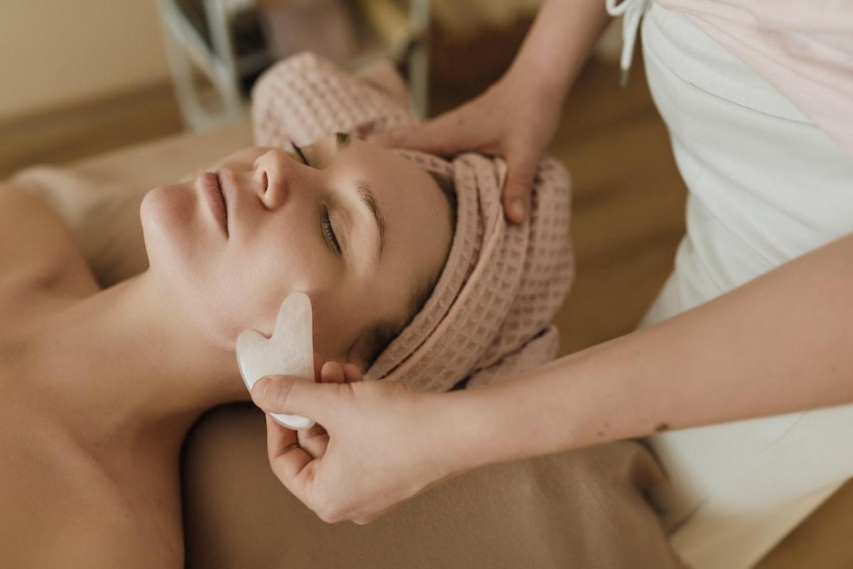 Gua Sha per il viso: benefici, come si usa e controindicazioni