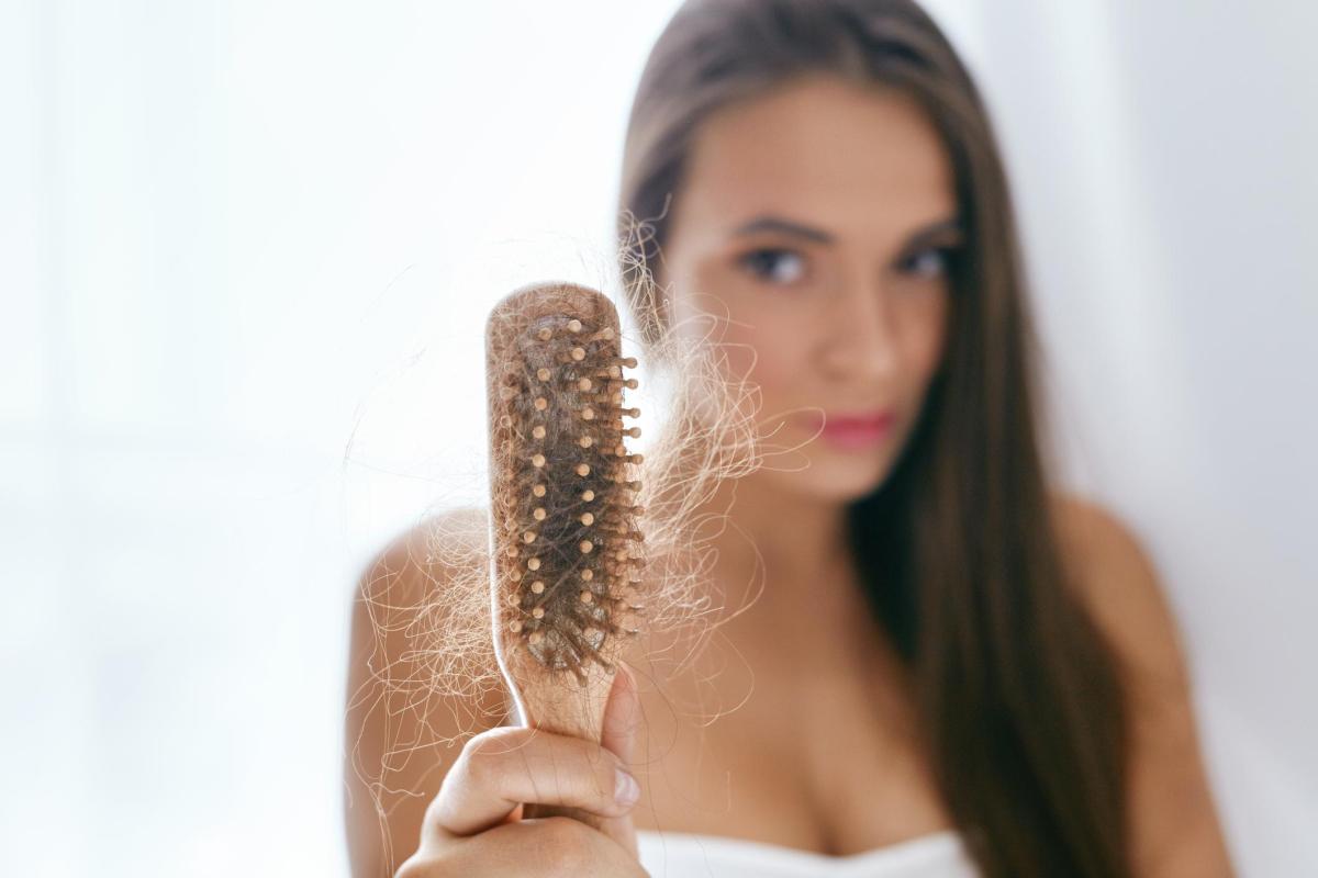 Caduta dei capelli in autunno: cause e cosa fare