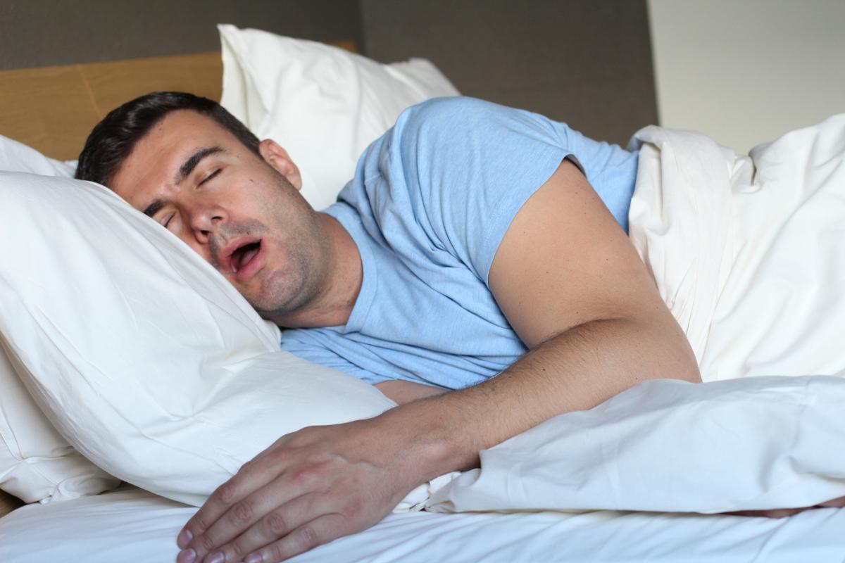Sbavare nel sonno: cause e cosa vuol dire