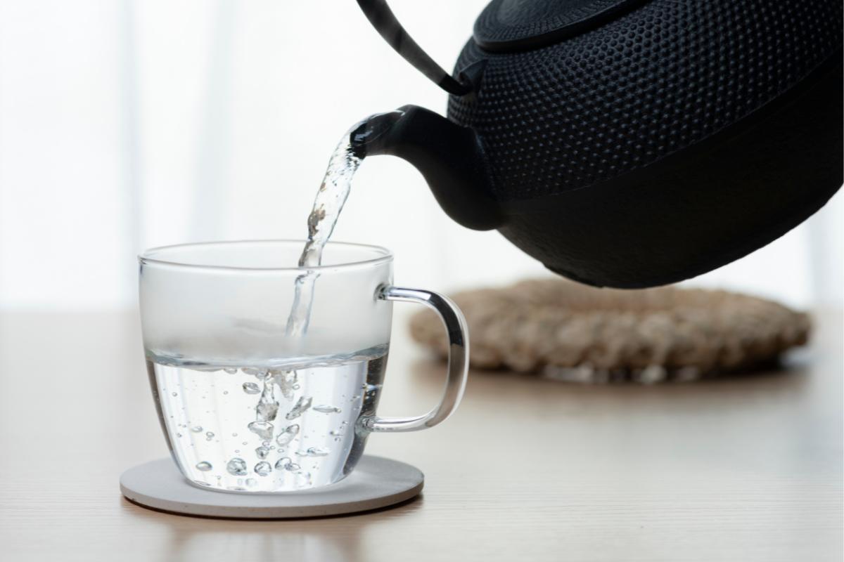I benefici di bere acqua calda: scopri perché fa bene alla salute
