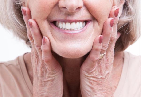 Come sbiancare i denti finti