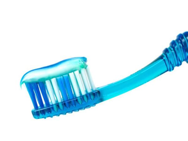 Come sbiancare i denti finti - Passo 1
