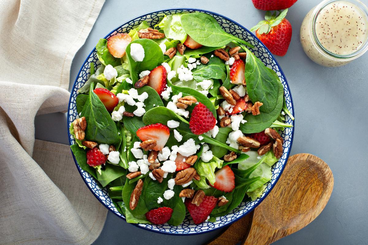 Come preparare l'insalata di spinaci e formaggio di capra: ricetta facilissima