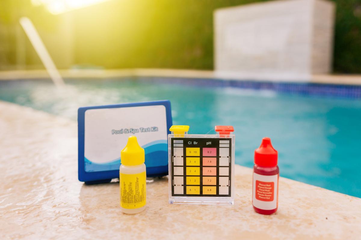 Come alzare il pH della piscina