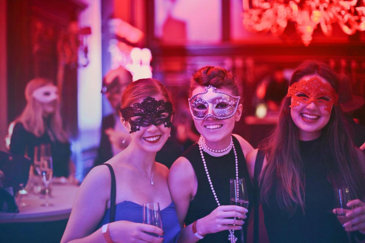 Come organizzare una festa a tema
