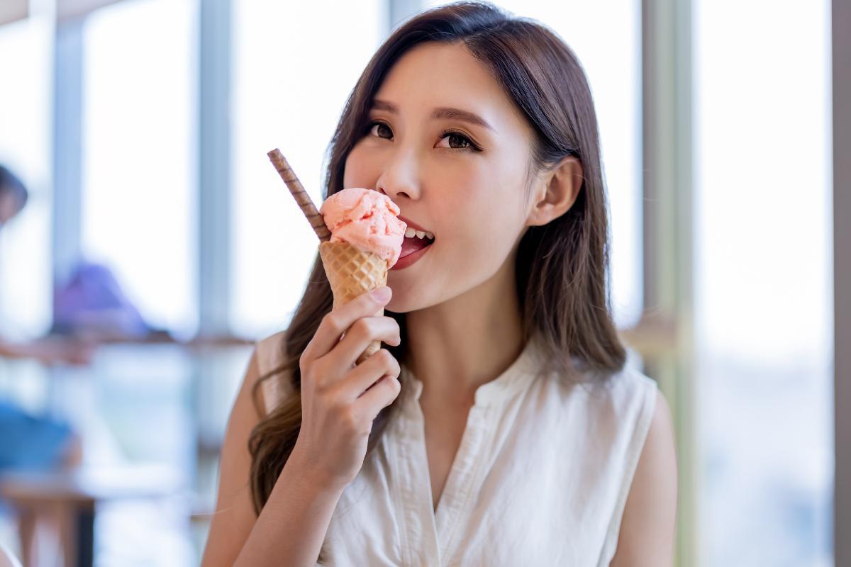 Il gelato fa bene alla gola? Scopri se aiuta ad alleviare l'infiammazione e il dolore