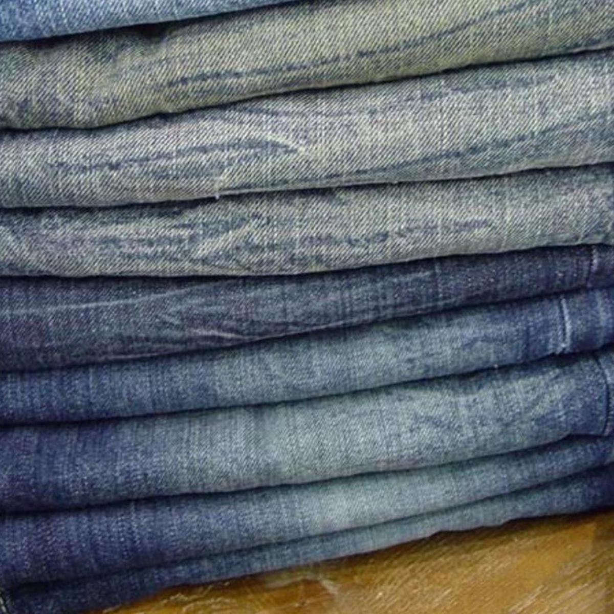 Come colorare i jeans con lo spray