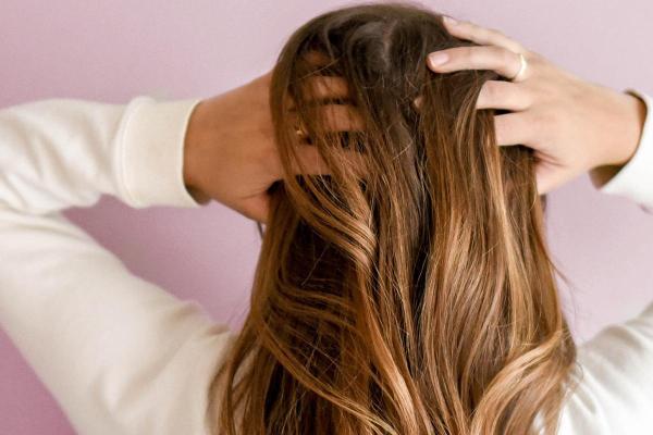 Come far crescere i capelli velocemente: metodi e trucchi - Massaggia il cuoio capelluto