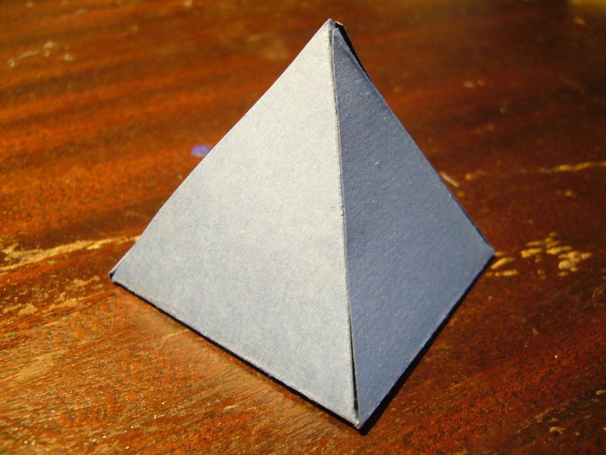 Come fare una piramide di cartone