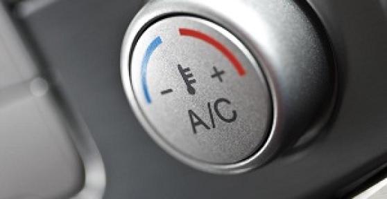 Perché l'aria condizionata della mia auto puzza di aceto?